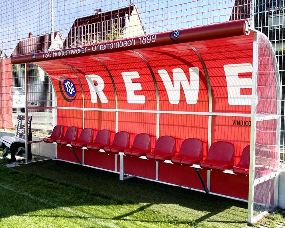 Spielerkabine Champion mit  Sitzschalen in Vereinsfarben